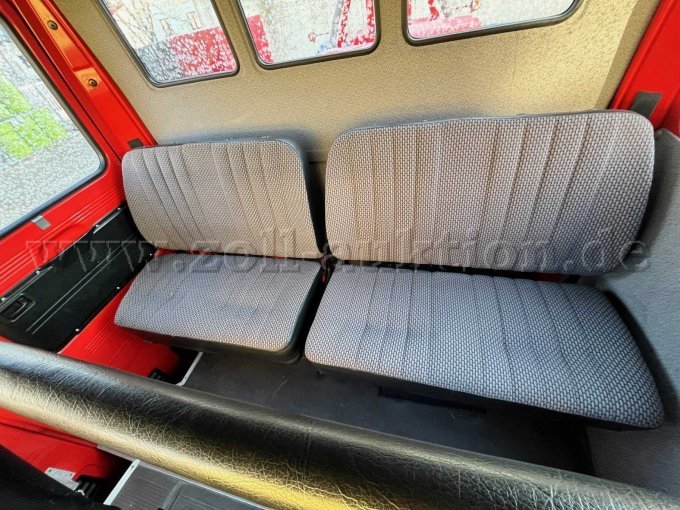 Sitzbank hinter Fahrer und Beifahrer