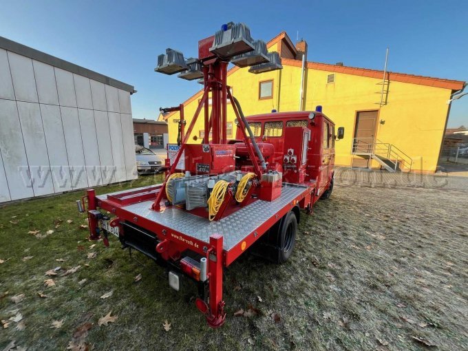 Beifahrerseite hinten mit 3 reserve tragbare Scheinwerfer