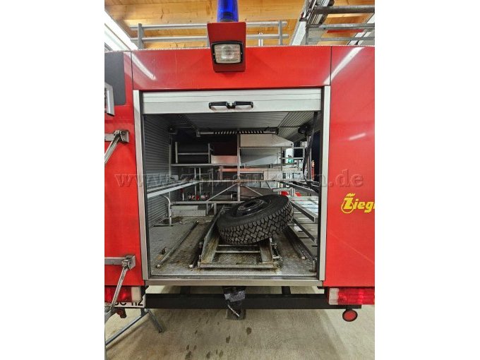 Heckansicht mit offenem Rolladen