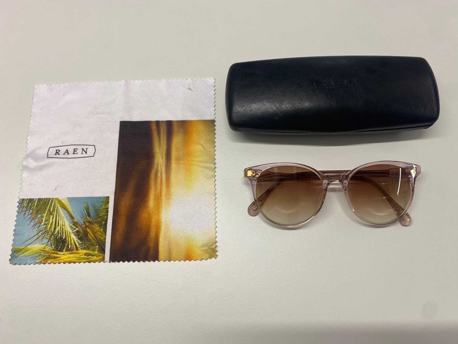 RAEN Sonnenbrille mit Etui und Tuch