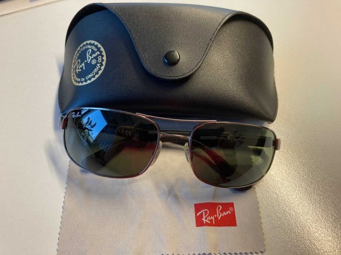 Übersicht Brille, Etui und Tuch