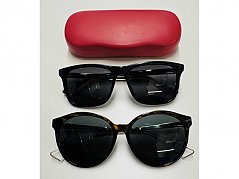 von oben nach unten:
Etui von Fielmann
GUCCI Sonnenbrille
Dior Sonnenbrille