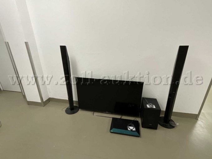 Übersichtsaufnahme Fernseher, Lautsprecher, Blu-Ray Player