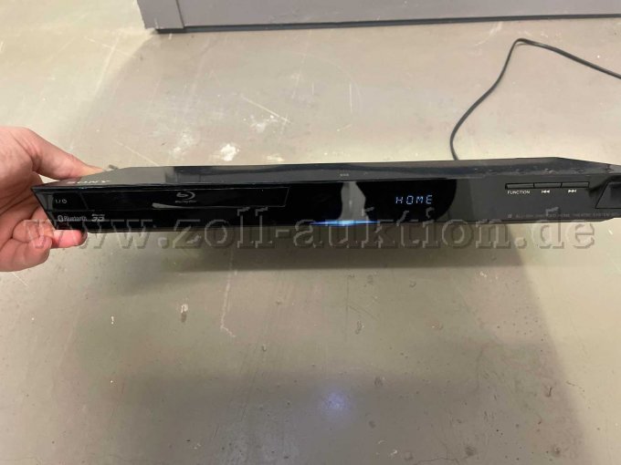 Frontseite Blu-Ray Player / Receiver eingeschaltet