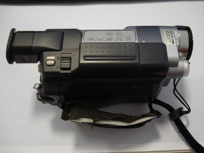 Schlaufe zum Festhalten der Handycam.