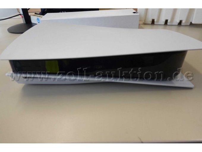 1 PS5 weiß, Seitenansicht mit Anschlüssen