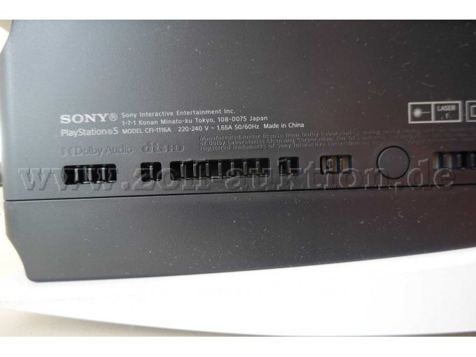 1 PS5 weiß, Ansicht von unten mit Modellbezeichnung