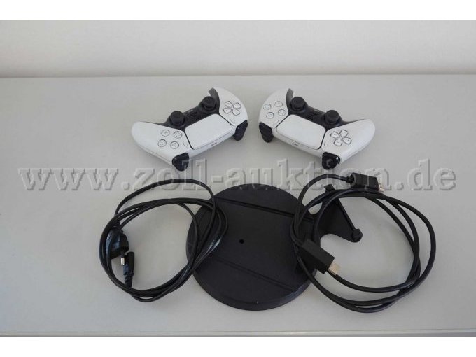 2 Controller, weiß,
1 HDMI-Kabel,
1 Netzkabel,
1 Standfuß ohne Schraube