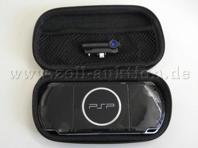 Ansicht der Playstation zusammen mit der dazugehörigen Schutztasche und Kamera