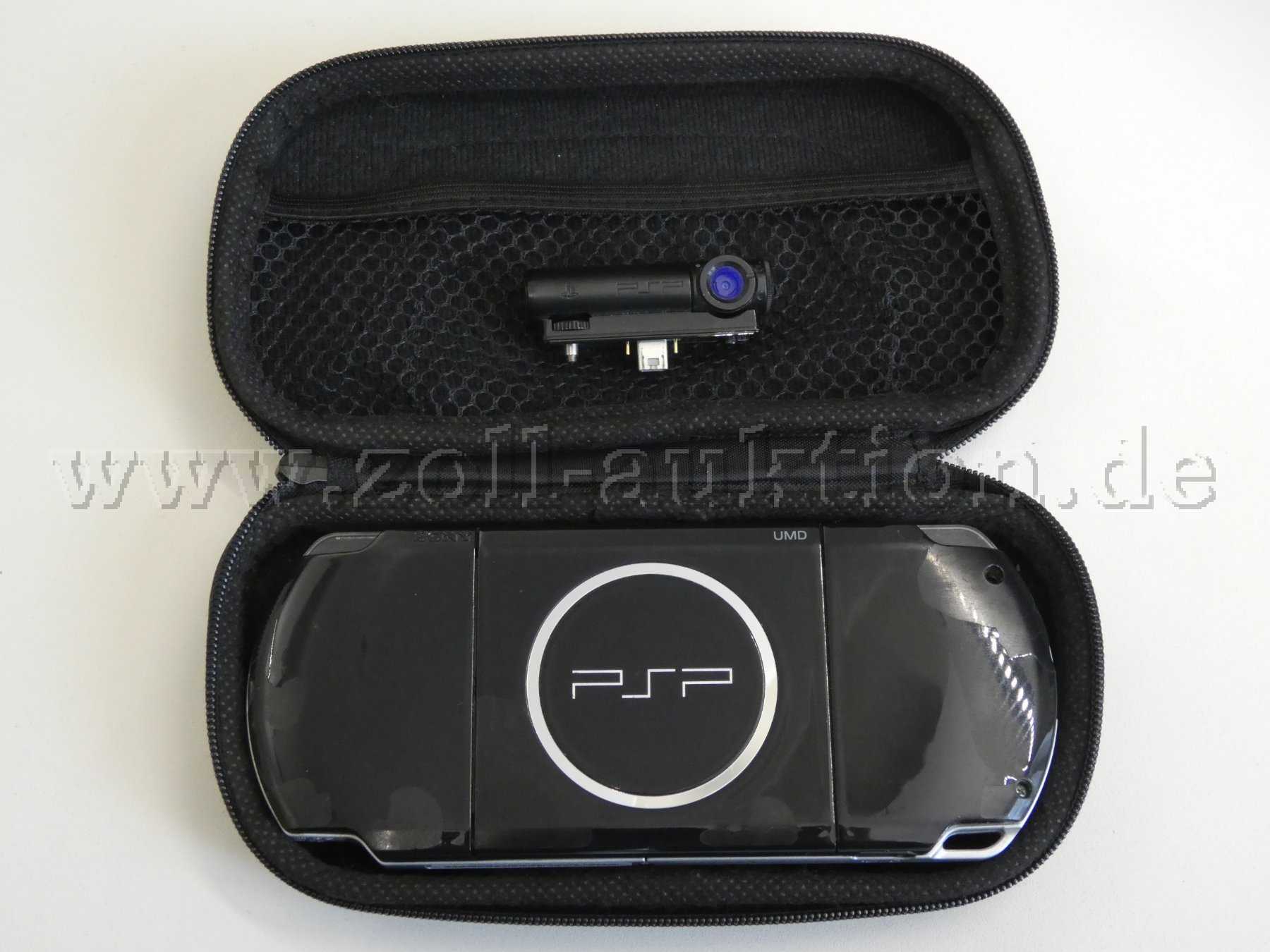 Ansicht der Playstation zusammen mit der dazugehörigen Schutztasche und Kamera