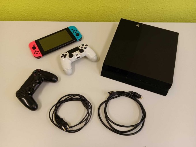 Playstation 4 mit 2 Controllern & Nintendo Switch
