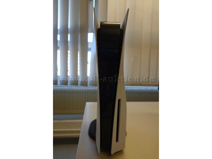 1 Playstation 5, weiß, mit Stand Fuß, Seitenansicht Anschlüsse
