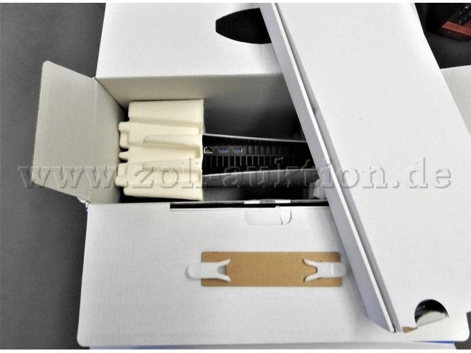 Karton geöffnet mit verpacktem Inhalt