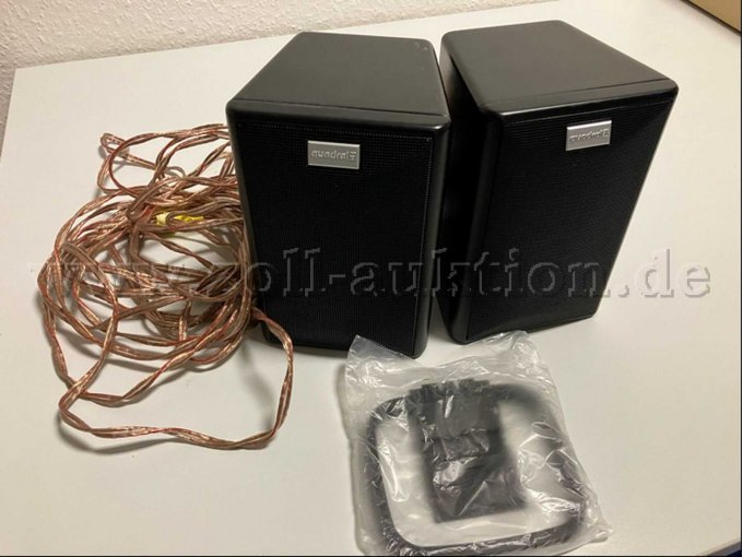 Frontansicht Boxen mit Kabel und Zimmerantenne