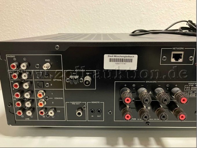 Receiver Teilansicht rechts Rückseite mit Leistungshinweisen und Hersteller