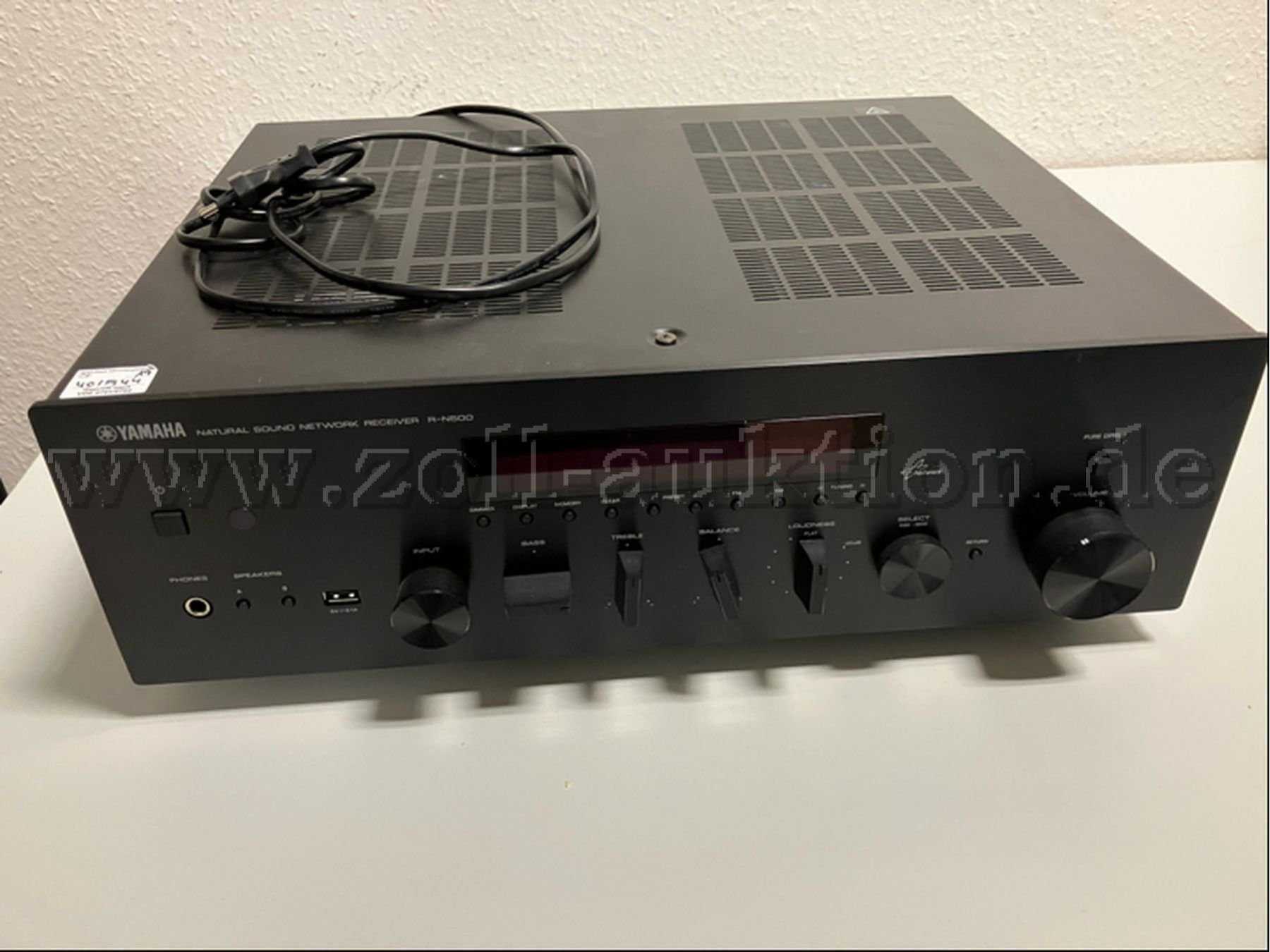 Receiver Frontansicht schräg mit Kabel