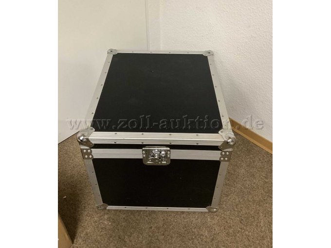 Kiste mit Gebrauchsspuren (Kratzer, Verfärbungen, Verschmutzungen)