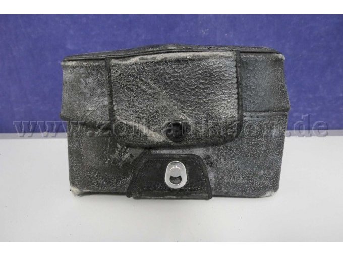 Detailaufnahme der Tasche von hinten mit Druckknopf