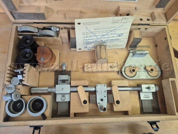 Transportkoffer aus Holz mit Prismen.
