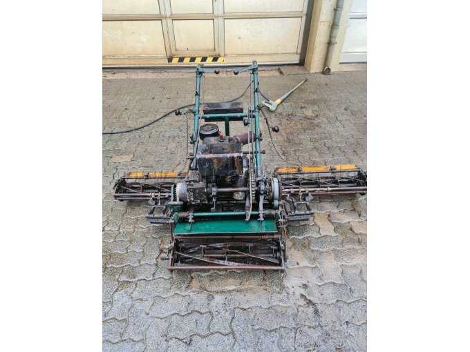 Ansicht vorne mit ausgeklapptem Mähwerk Ansicht vorne mit ausgeklapptem Mähwerk