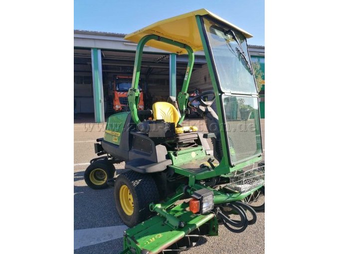 Ansicht vorne rechts mit Fahrerhaus