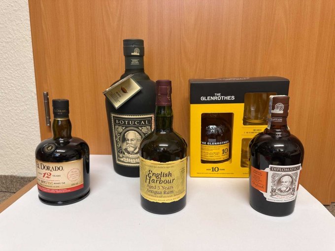 Gesamtansicht Konvolut Spirituosen