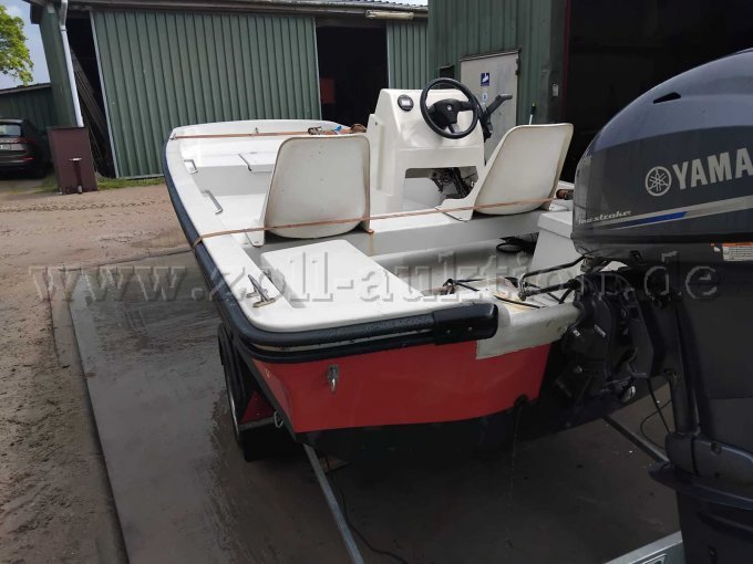 Boot von hinten mit zwei Sitzen