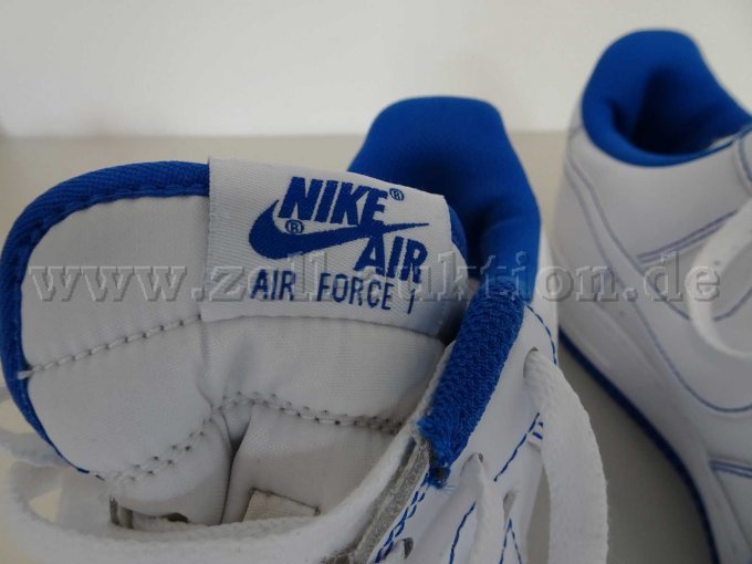 Sportschuhe mit blauer Sohle, Detailansicht Hersteller und Modellbezeichnung