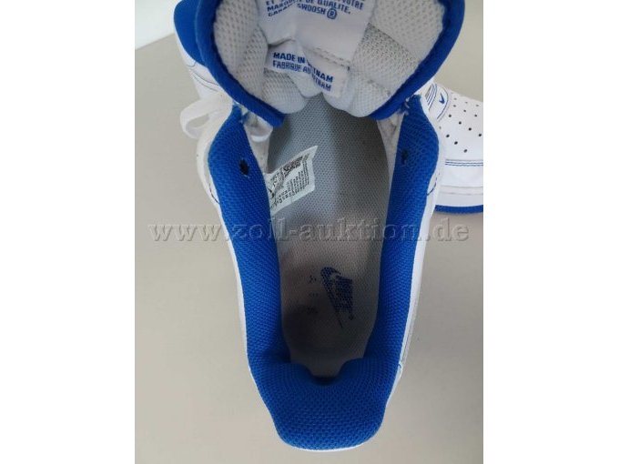 Sportschuhe mit blauer Sohle, Detailansicht innen