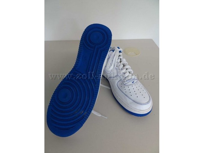 Sportschuhe mit blauer Sohle