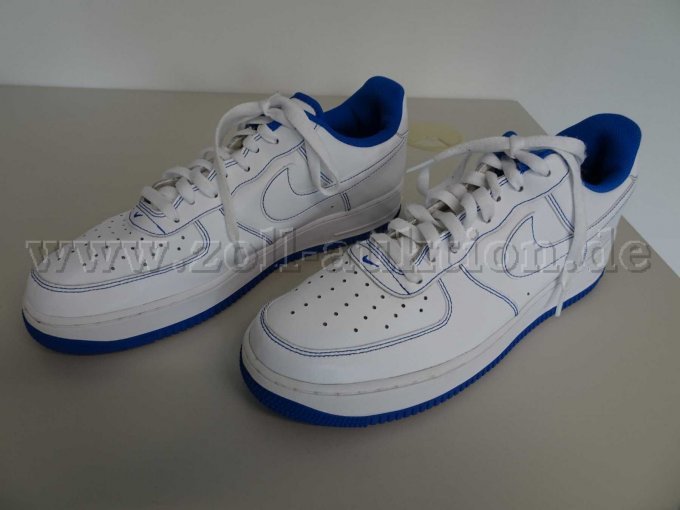 Sportschuhe mit blauer Sohle