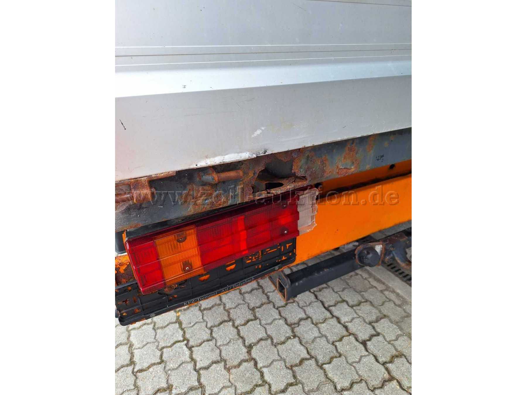 Hinten links über dem Rücklicht deutliche Rostlecken bzw. durchgerostet