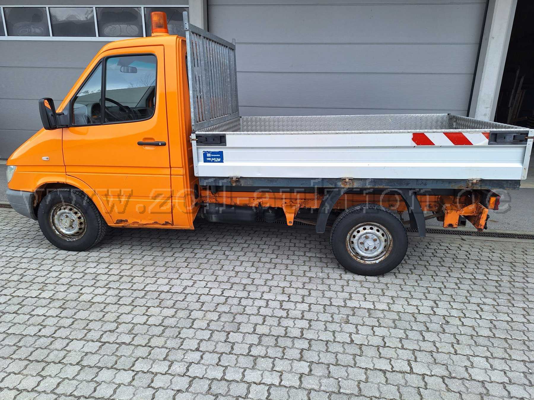 Tür links, durchgerostet