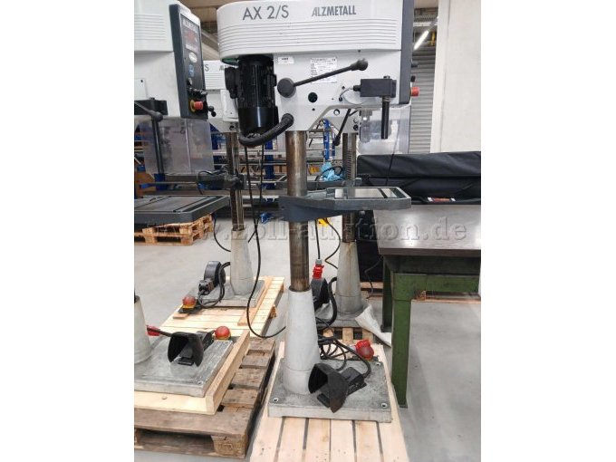 Seitenansicht der Ständerbohrmaschine