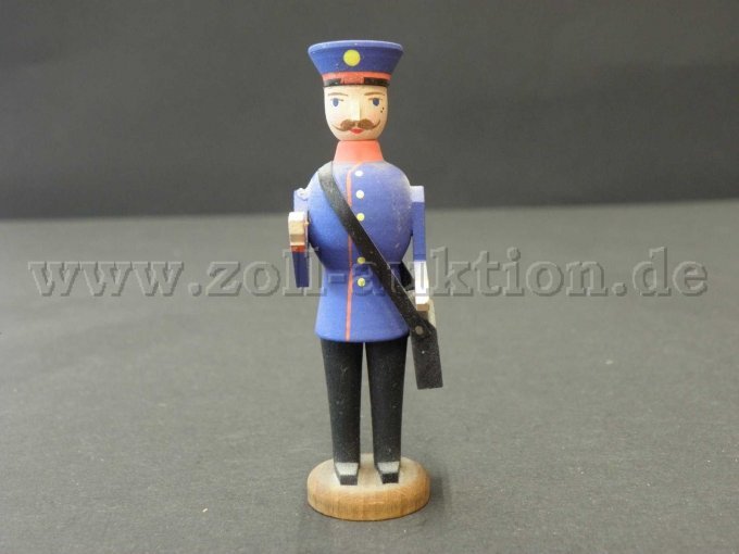 Holzfigur „Postgeschichte – Sächsischer Landpostbote um 1900 – Erzgebirgische Handarbeit“. Holzfigur „Postgeschichte – Sächsischer Landpostbote um 1900 – Erzgebirgische Handarbeit“.