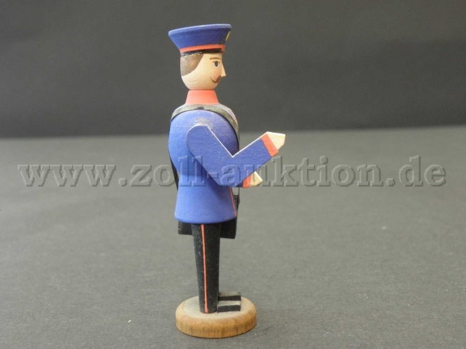 „Postgeschichte – Sächsischer Landpostbote um 1900 – Erzgebirgische Handarbeit“ seitliche Ansicht