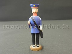Holzfigur „Postgeschichte – Sächsischer Landpostbote um 1900 – Erzgebirgische Handarbeit“.