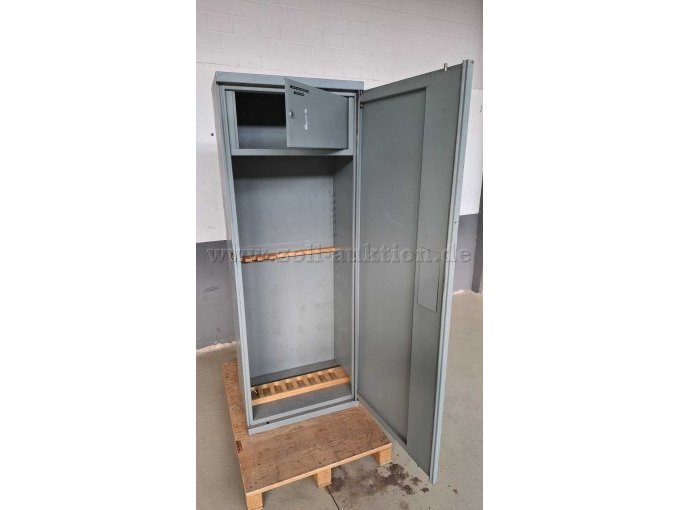 Stahlblechschrank geöffnet