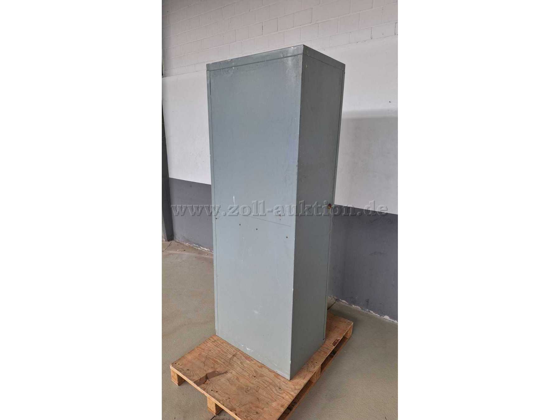 stahlblechschrank geschlossen von rechts