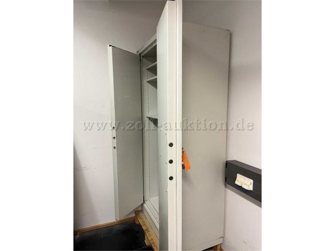 Stahlschrank geöffnet