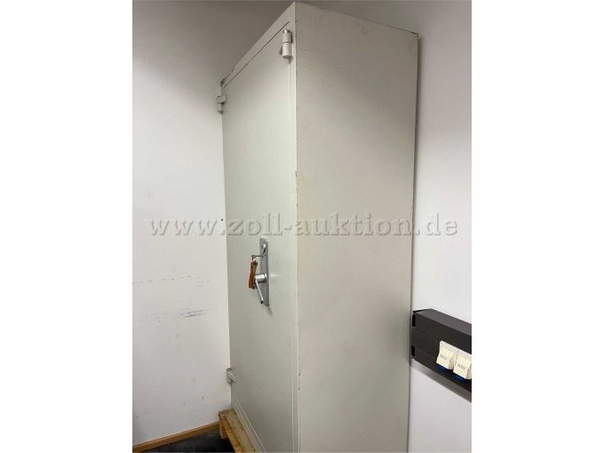 Stahlschrank geschlossen