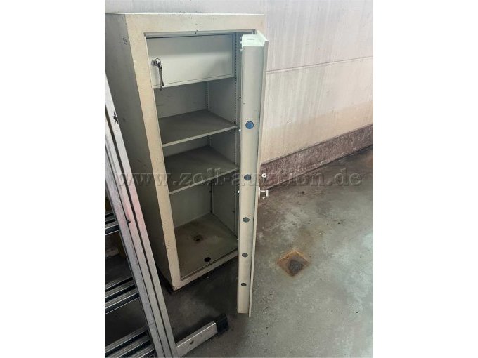 Stahlschrank geöffnet 2