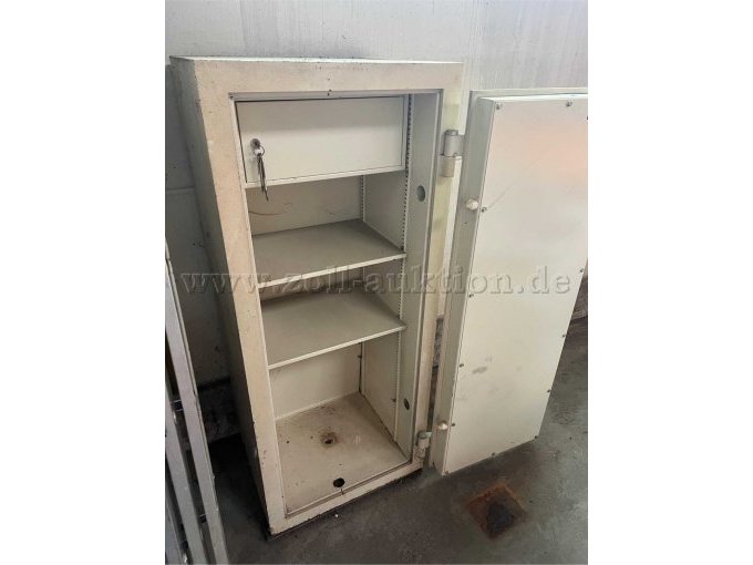 Stahlschrank geöffnet