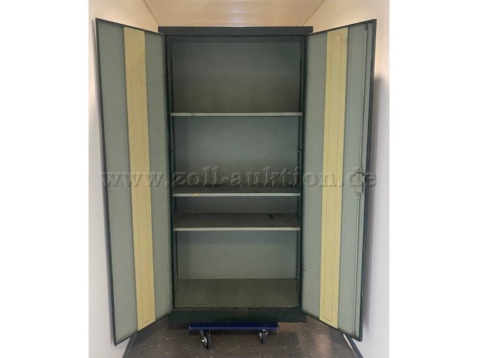 Schrank, geöffnet