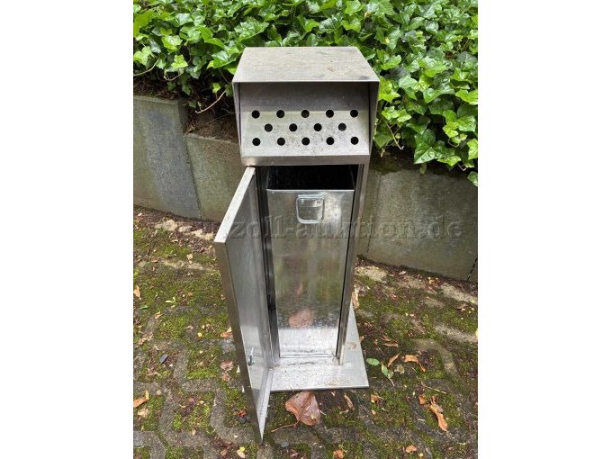 Standaschenbecher - geöffnete Tür