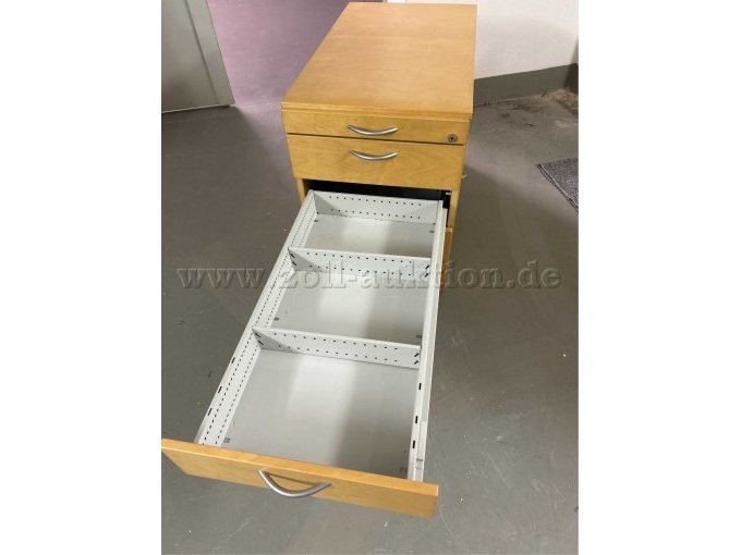Detailansicht aufgezogene 3. Schublade mit Verschmutzung, verstellbare Trennstege