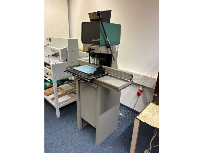 Ansicht: seitlich

Lediglich die Citoborma 280B ist Bestandteil der Auktion. Weitere zu sehenden Maschinen oder Gegenstände sind kein Bestandteil der Auktion. 