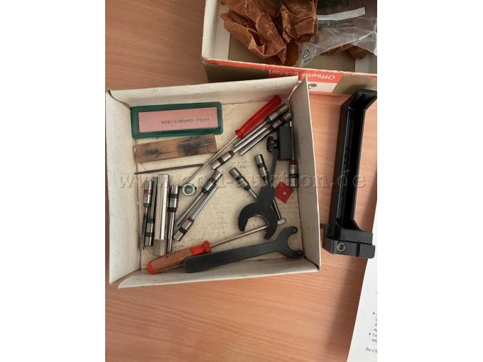 Ersatzteile und Werkzeug