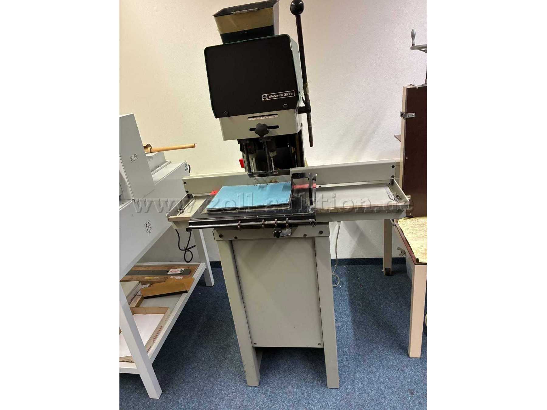 Ansicht: vorne 
Lediglich die Citoborma 280B ist Bestandteil der Auktion. Weitere zu sehenden Maschinen oder Gegenstände sind kein Bestandteil der Auktion. 