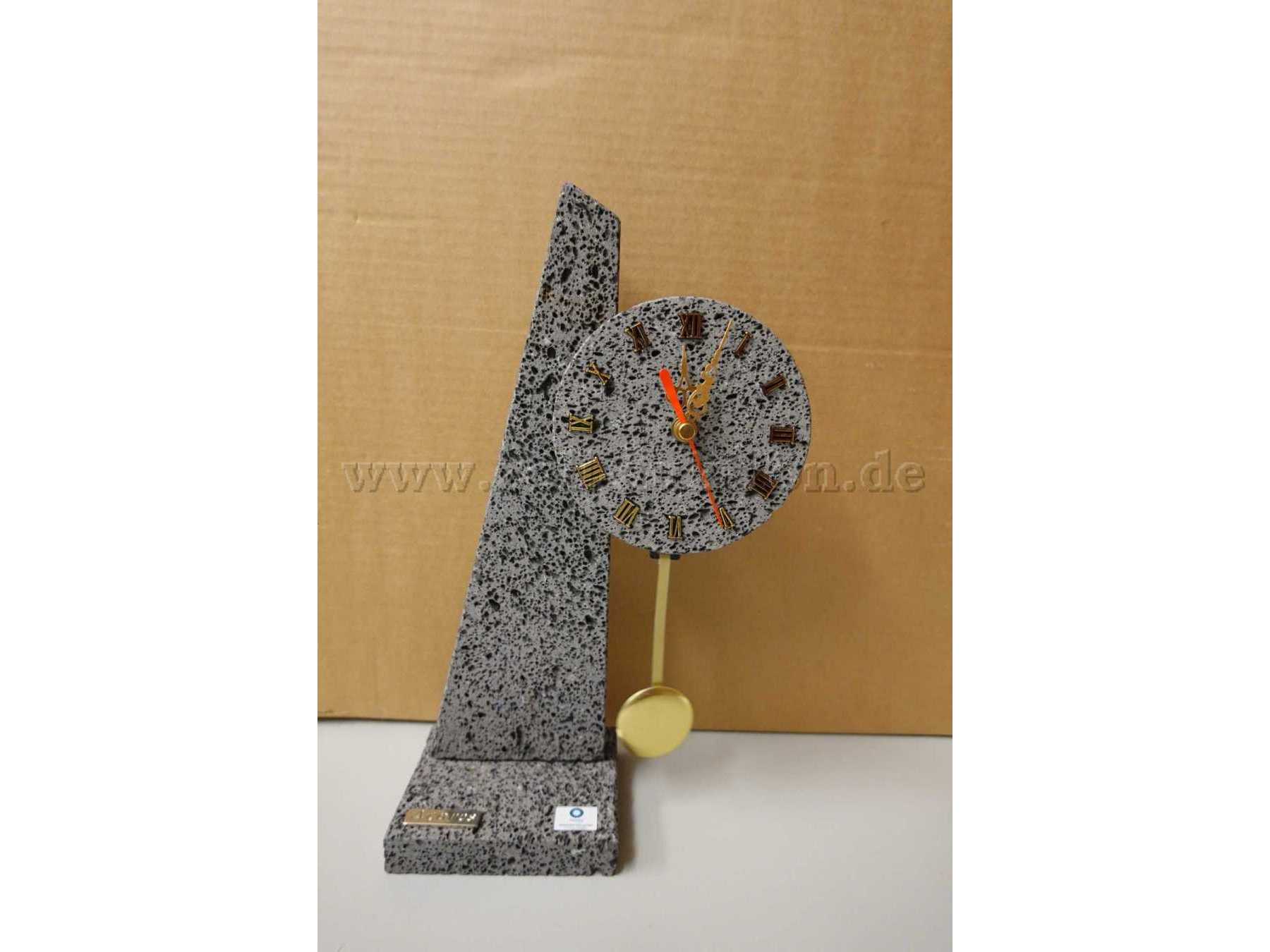 Standuhr mit Pendel von vorn